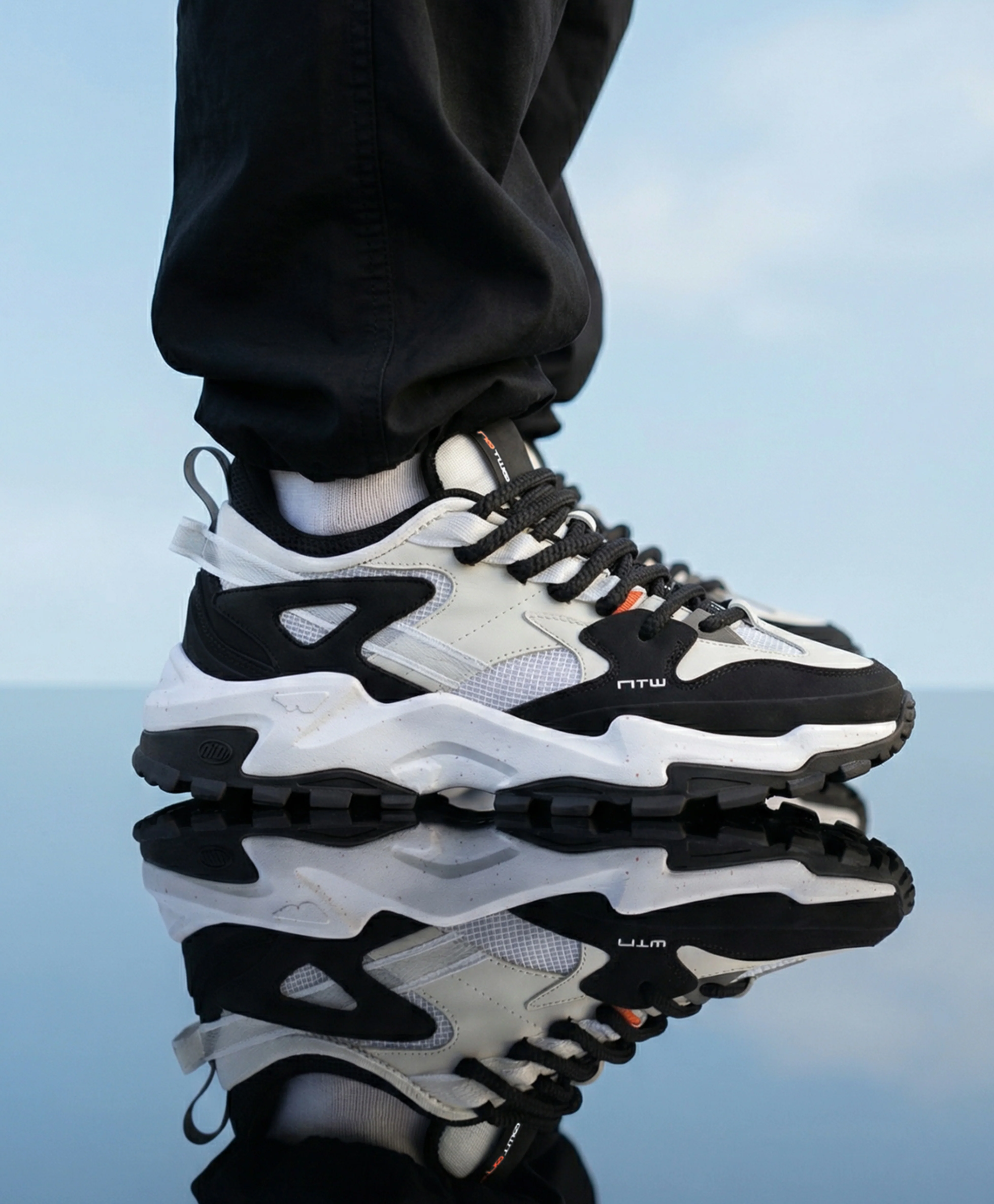Syzygy + White socks: size 6 - Image 3